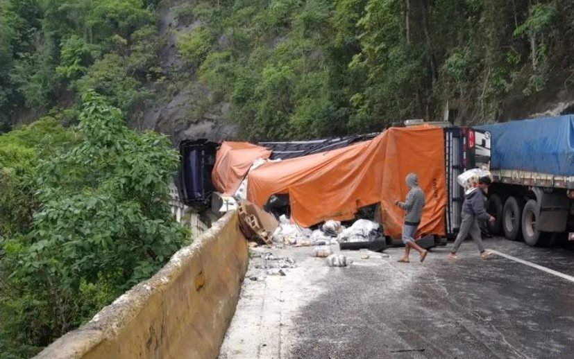 Caminh O Que Transportava Arroz Tomba E Interdita Serra Das Araras