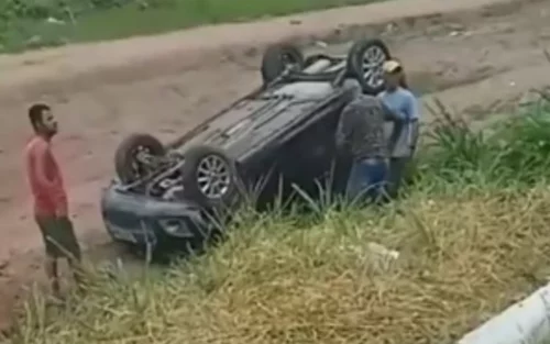 Carro captado na RJ-106, a Rodovia Amaral Peixoto, na altura do bairro Florestinha, em Tamoios Divulgação/ Internet