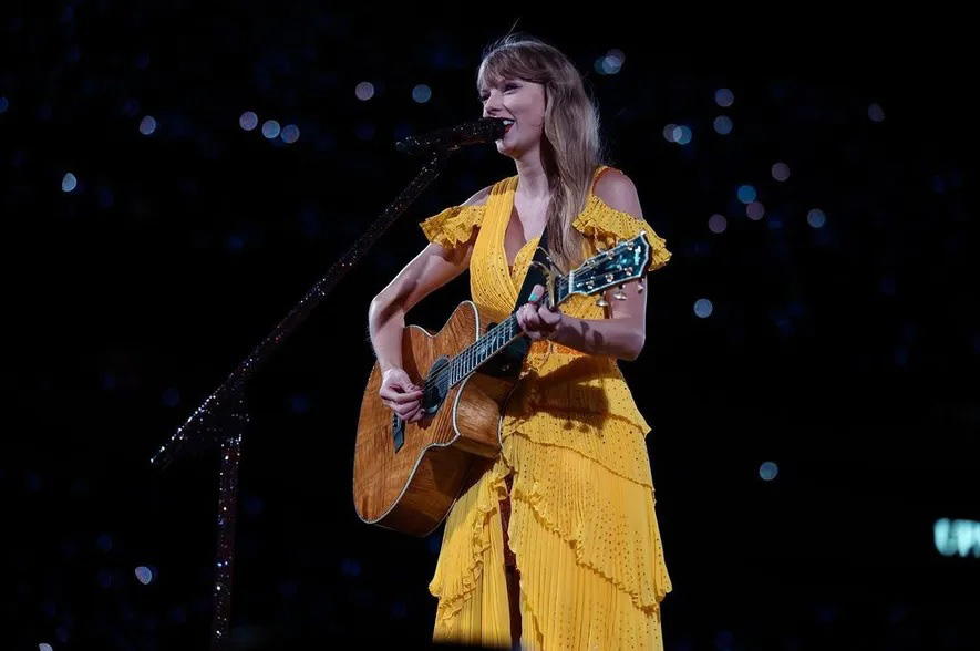 Fã que pegou o salto de Taylor Swift quer vender para custear o tratamento  de câncer de prima